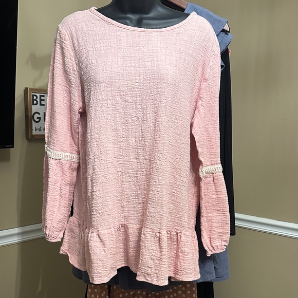 Veveret Tops - Chic Pink Blouse with Ruffle Hem
